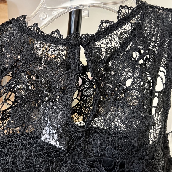 Cropped Floral Embroidery Top - Picture 4 of 5